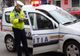 Un cerșetor „șchiop” își revine brusc când ajunge la mașină: imaginile unui polițist din Brașov devin virale